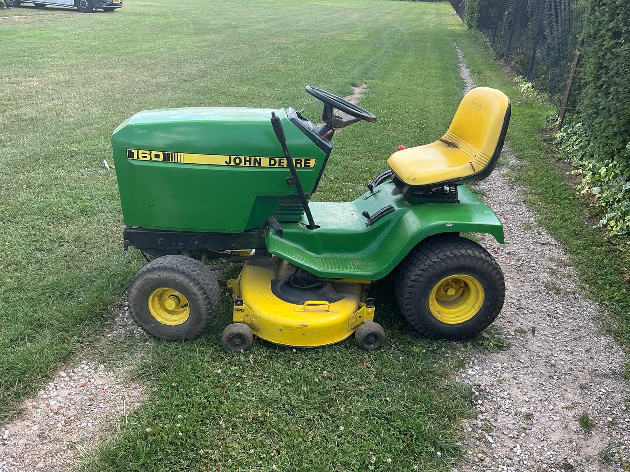 John Deere 160 - Máy cắt cỏ vườn: hình 2 John Deere 160 - Máy cắt cỏ vườn: hình 2