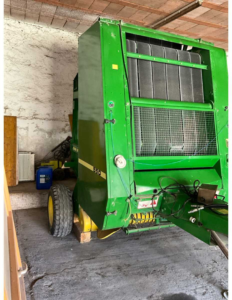 John Deere 550 - Máy đóng kiện tròn: hình 2 John Deere 550 - Máy đóng kiện tròn: hình 2