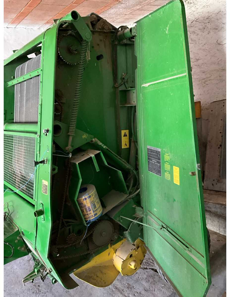John Deere 550 - Máy đóng kiện tròn: hình 4 John Deere 550 - Máy đóng kiện tròn: hình 4