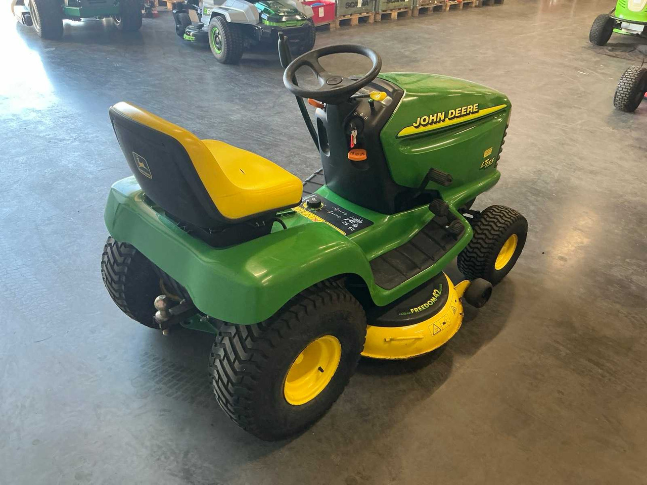 John Deere LT155 - Máy cắt cỏ vườn: hình 4 John Deere LT155 - Máy cắt cỏ vườn: hình 4