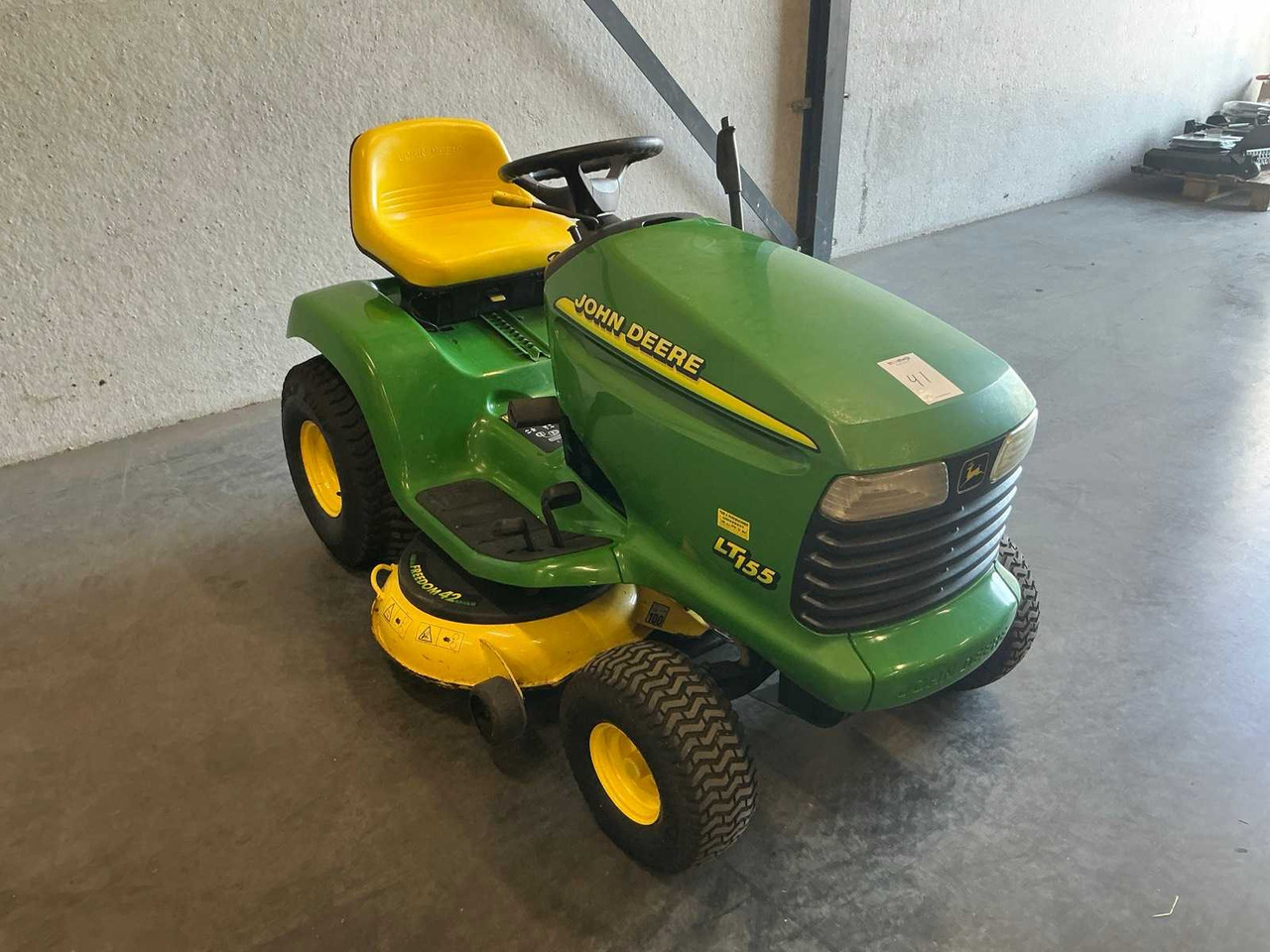 John Deere LT155 - Máy cắt cỏ vườn: hình 3 John Deere LT155 - Máy cắt cỏ vườn: hình 3