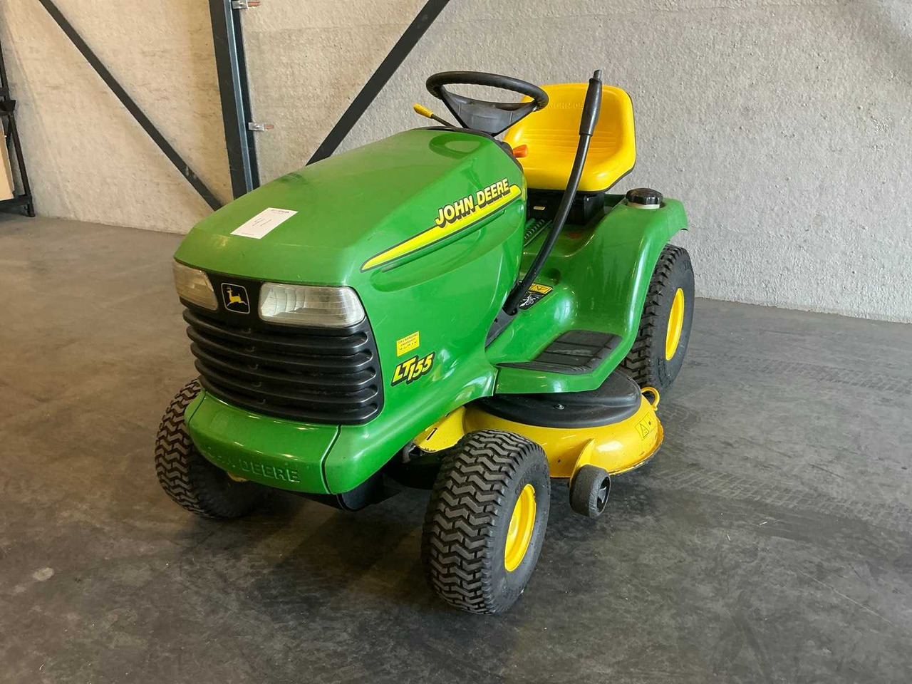John Deere LT155 - Máy cắt cỏ vườn: hình 1 John Deere LT155 - Máy cắt cỏ vườn: hình 1