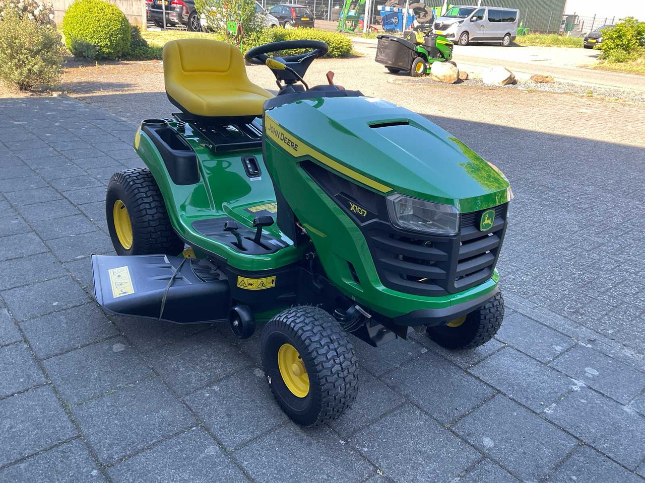 John Deere X107 - Máy cắt cỏ vườn: hình 4 John Deere X107 - Máy cắt cỏ vườn: hình 4