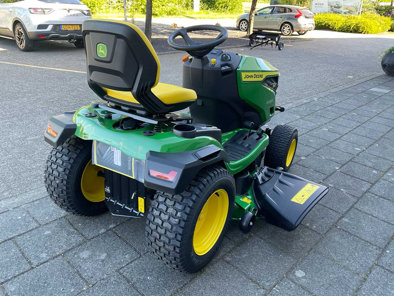 John Deere X167 - Máy cắt cỏ vườn: hình 3 John Deere X167 - Máy cắt cỏ vườn: hình 3