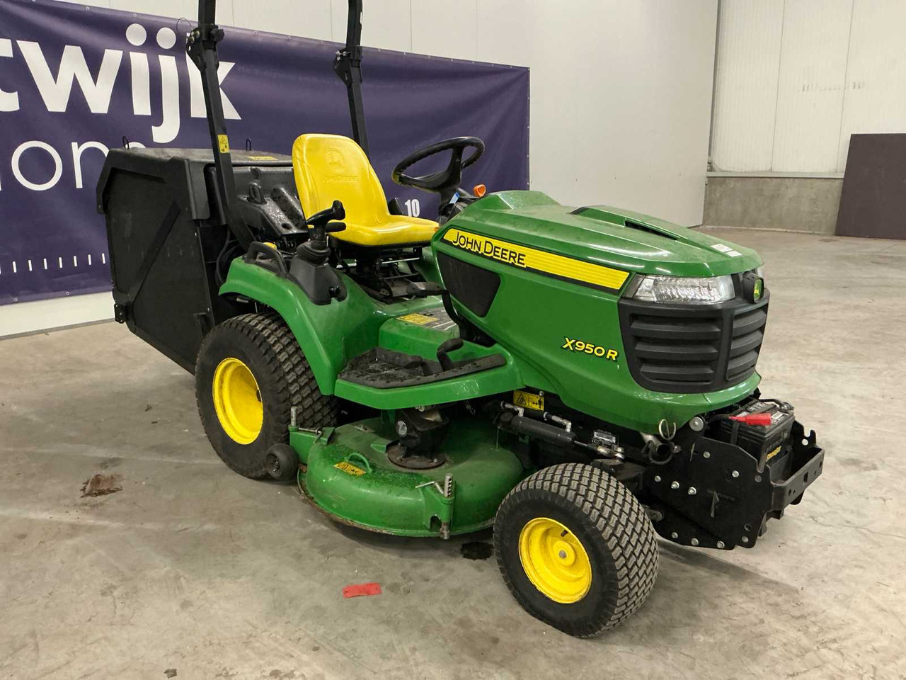 John Deere X950R - Máy cắt cỏ vườn: hình 3 John Deere X950R - Máy cắt cỏ vườn: hình 3