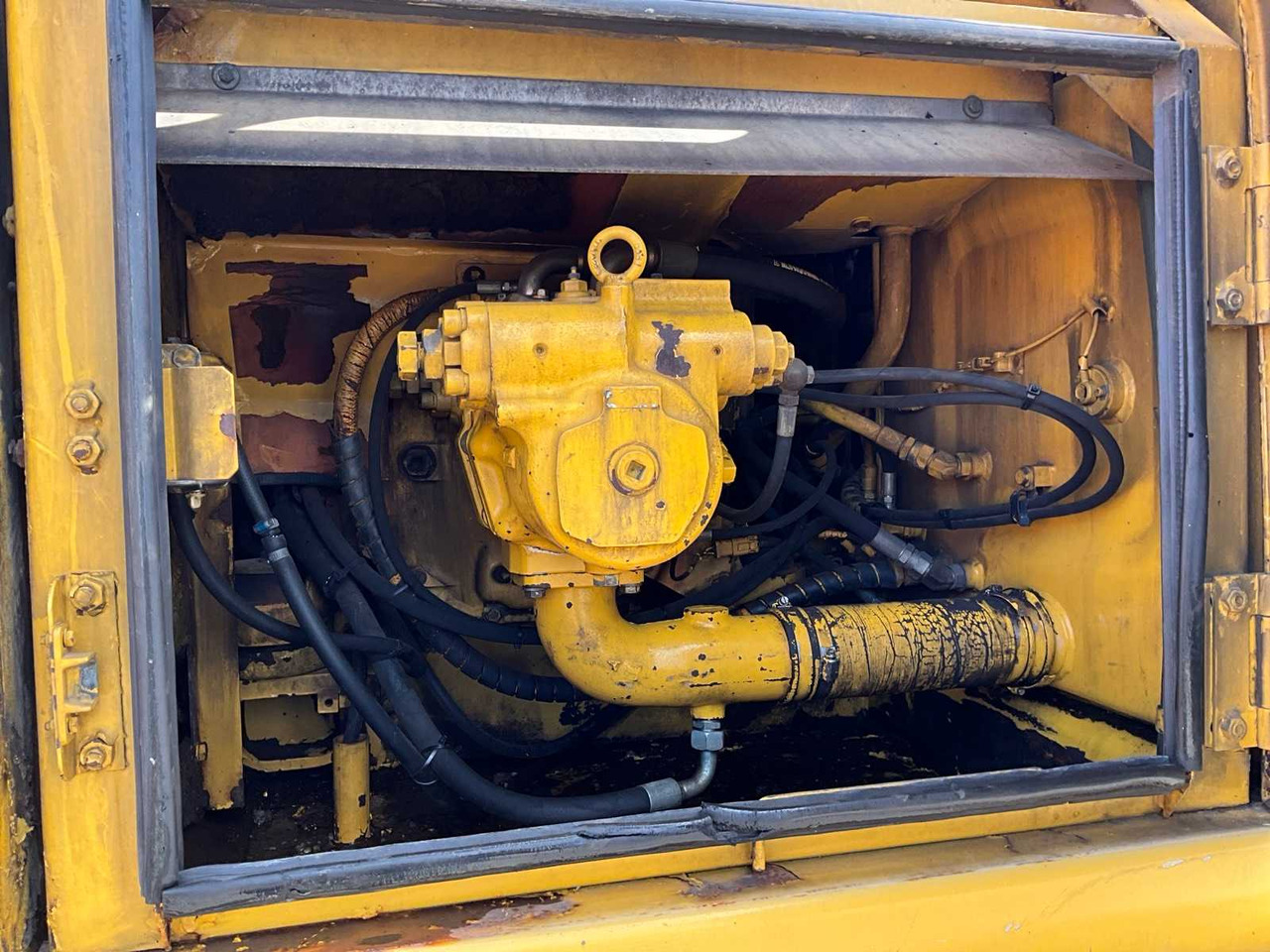 Máy xúc bánh xích Komatsu Active PC240LC: hình 38 Máy xúc bánh xích Komatsu Active PC240LC: hình 38