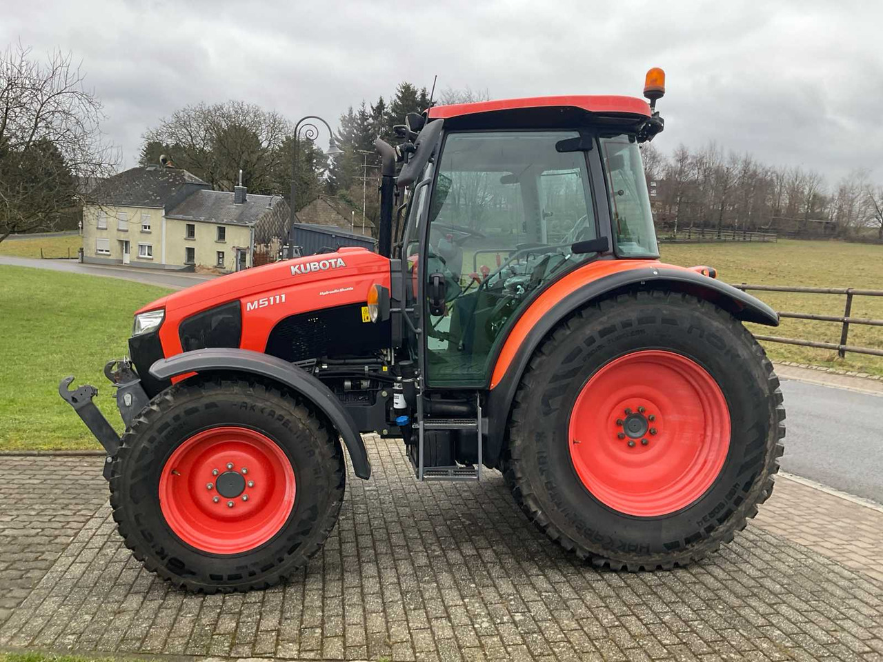Kubota 2020 KUBOTA M5111 FOUR WHEEL DRIVE FARM TRACTOR - Máy cày: hình 2 Kubota 2020 KUBOTA M5111 FOUR WHEEL DRIVE FARM TRACTOR - Máy cày: hình 2