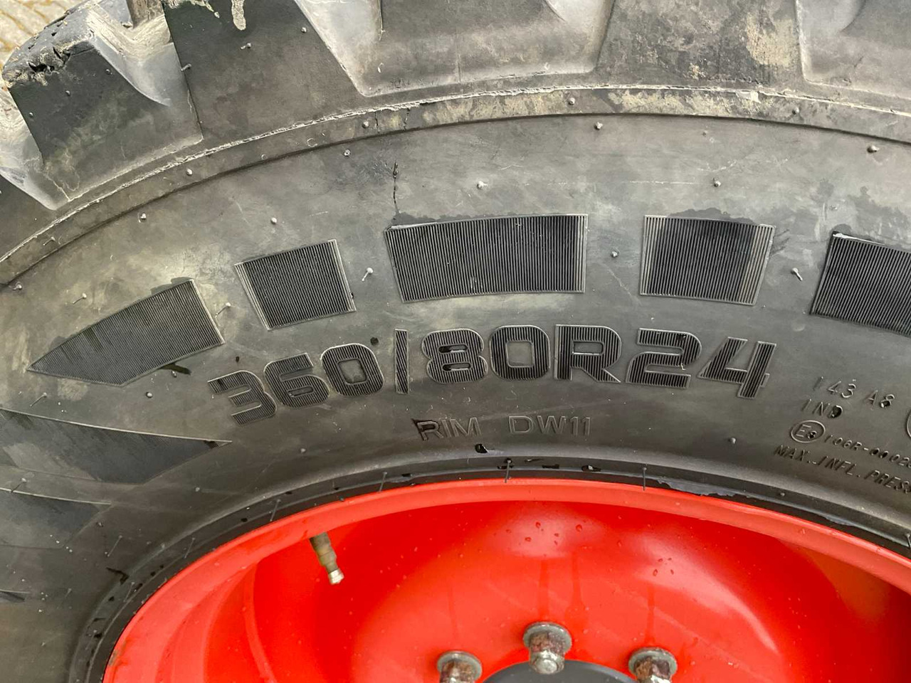 Máy cày Kubota 2020 KUBOTA M5111 FOUR WHEEL DRIVE FARM TRACTOR: hình 13 Máy cày Kubota 2020 KUBOTA M5111 FOUR WHEEL DRIVE FARM TRACTOR: hình 13