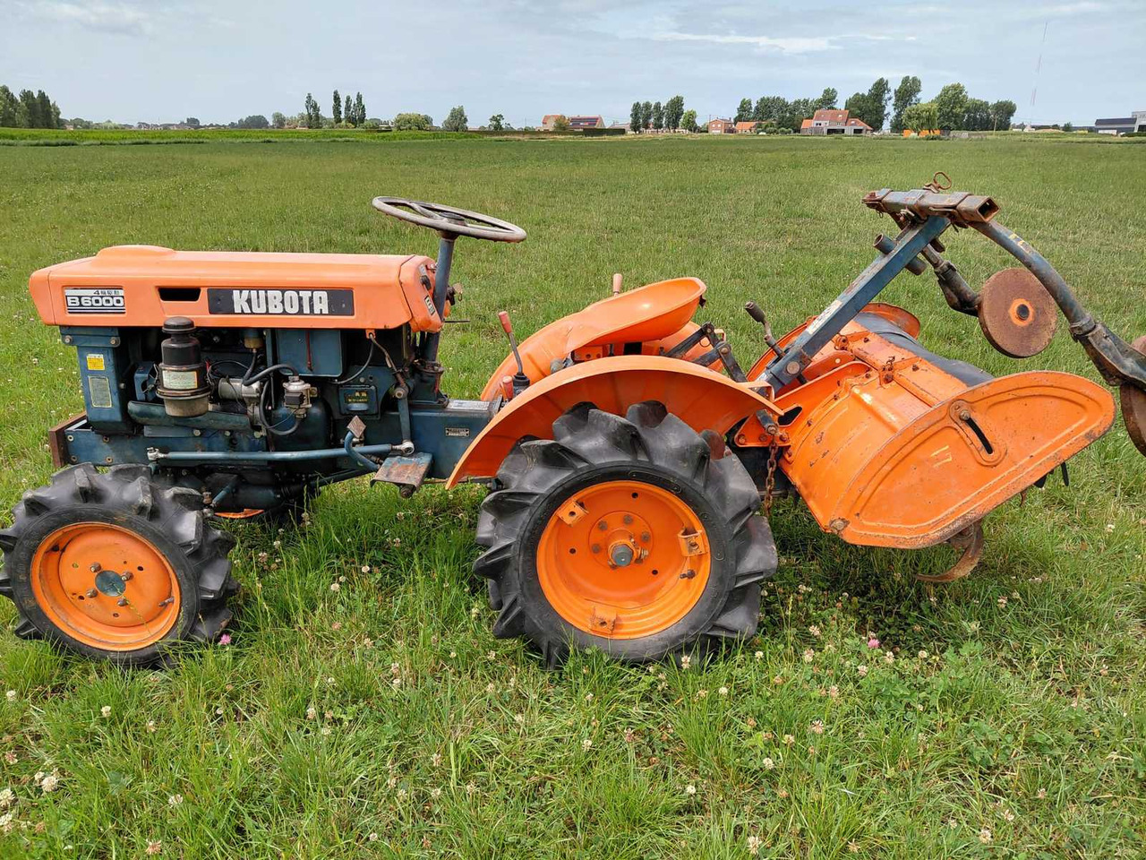 Kubota B6000 - Máy cày mini: hình 1 Kubota B6000 - Máy cày mini: hình 1