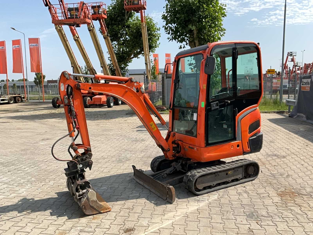 Kubota KX016-4 - Máy xúc mini: hình 1 Kubota KX016-4 - Máy xúc mini: hình 1