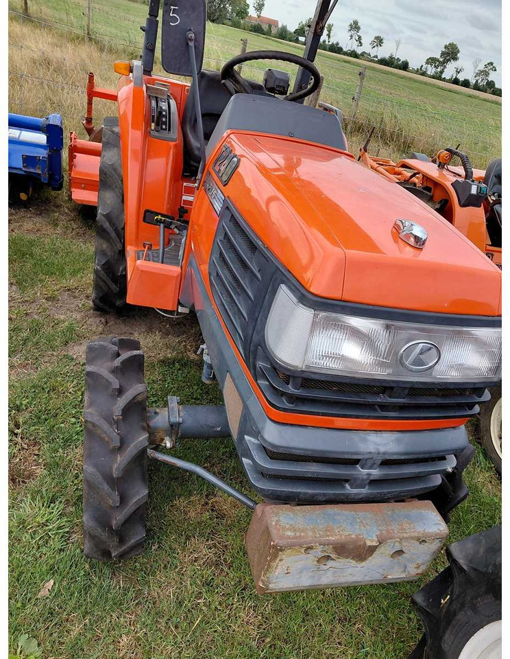 Kubota T240 - Máy cày mini: hình 2 Kubota T240 - Máy cày mini: hình 2