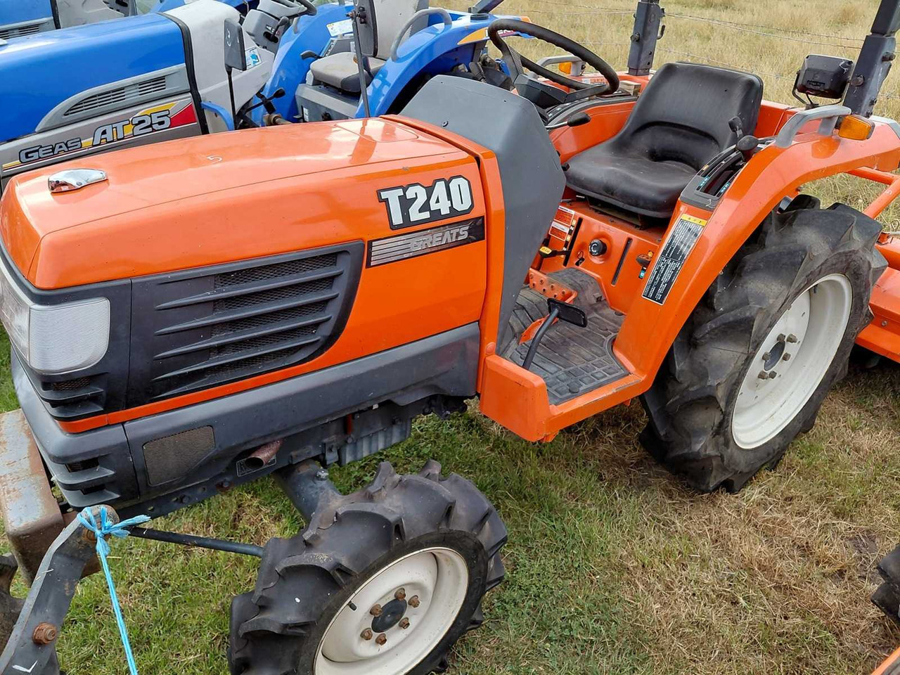 Kubota T240 - Máy cày mini: hình 1 Kubota T240 - Máy cày mini: hình 1