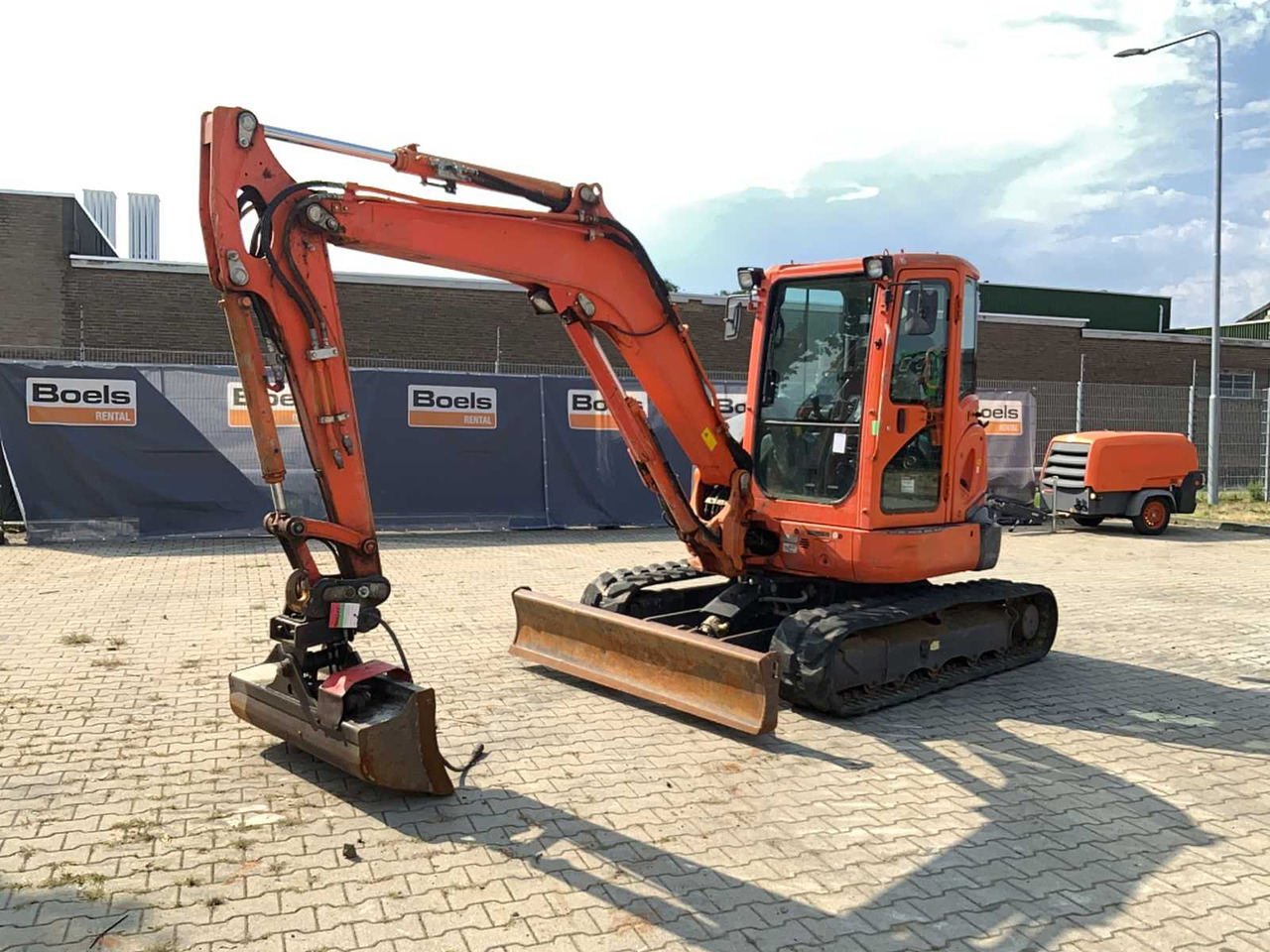 Kubota U55-4 KGLS2 - Máy xúc mini: hình 1 Kubota U55-4 KGLS2 - Máy xúc mini: hình 1