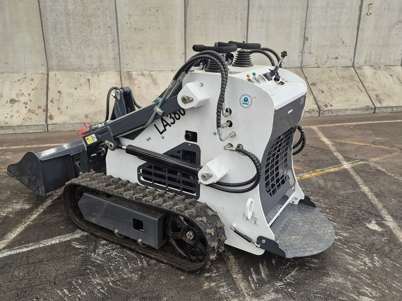 LADYS - 2025 - LA380 - SKID STEER LOADER - Máy xúc lật mini bánh xích: hình 1 LADYS - 2025 - LA380 - SKID STEER LOADER - Máy xúc lật mini bánh xích: hình 1