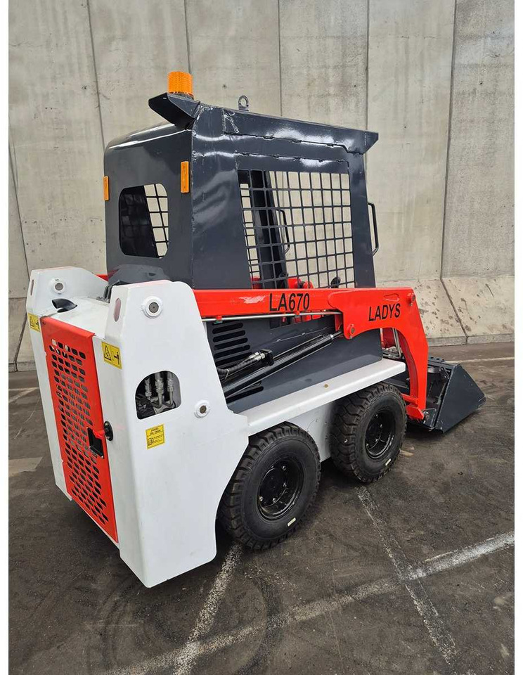 Máy xúc lật mini bánh xích LADYS - 2025 - LA670 - SKID STEER LOADER: hình 7
