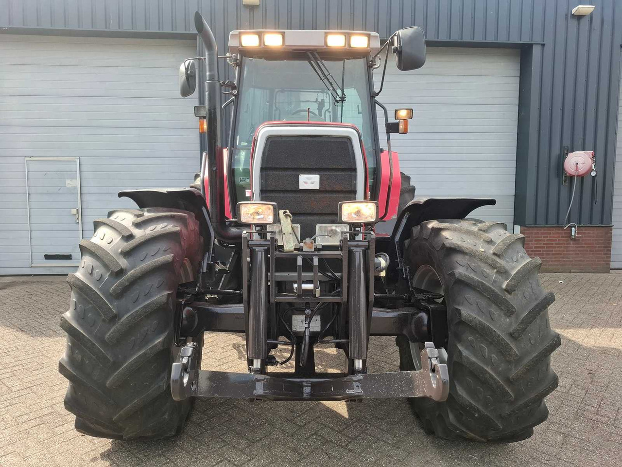 Massey Ferguson 8130 Dynashift - Máy cày: hình 2 Massey Ferguson 8130 Dynashift - Máy cày: hình 2