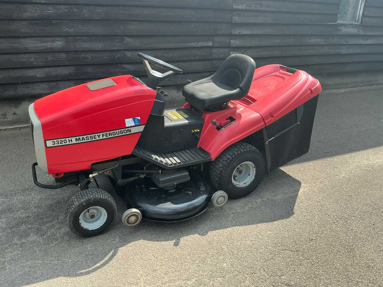 Massey Ferguson MF 122 Hydro - Máy cắt cỏ vườn: hình 1 Massey Ferguson MF 122 Hydro - Máy cắt cỏ vườn: hình 1