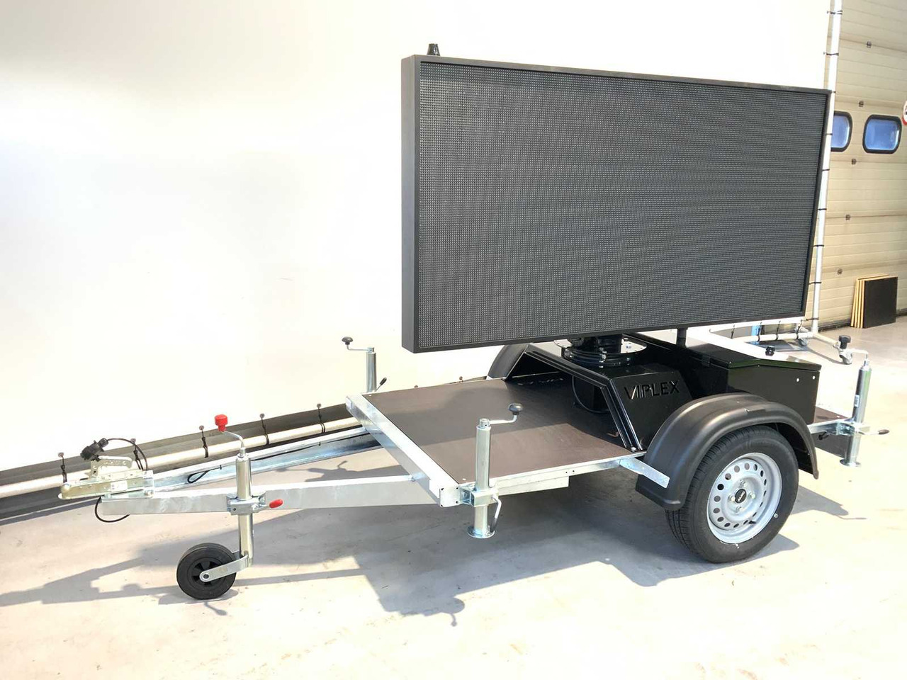 Viplex tekstkar P8 ledscherm op aanhangwagen - Máy móc khác: hình 1 Viplex tekstkar P8 ledscherm op aanhangwagen - Máy móc khác: hình 1