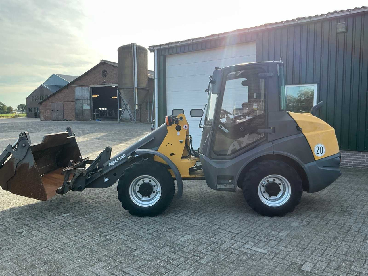 Mecalac AX850 - Máy xúc lật bánh lốp: hình 4 Mecalac AX850 - Máy xúc lật bánh lốp: hình 4