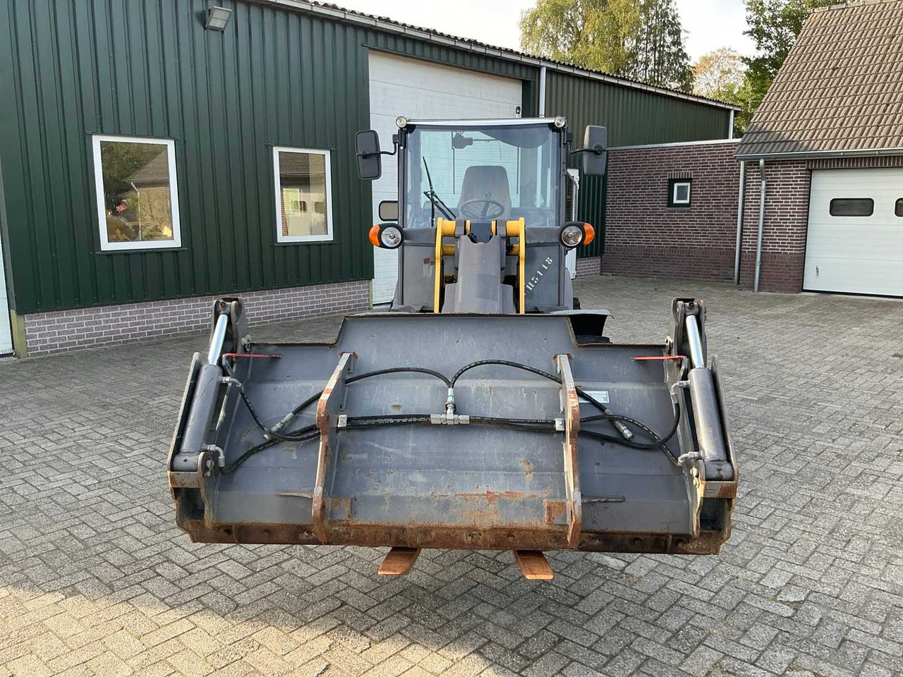 Mecalac AX850 - Máy xúc lật bánh lốp: hình 2 Mecalac AX850 - Máy xúc lật bánh lốp: hình 2