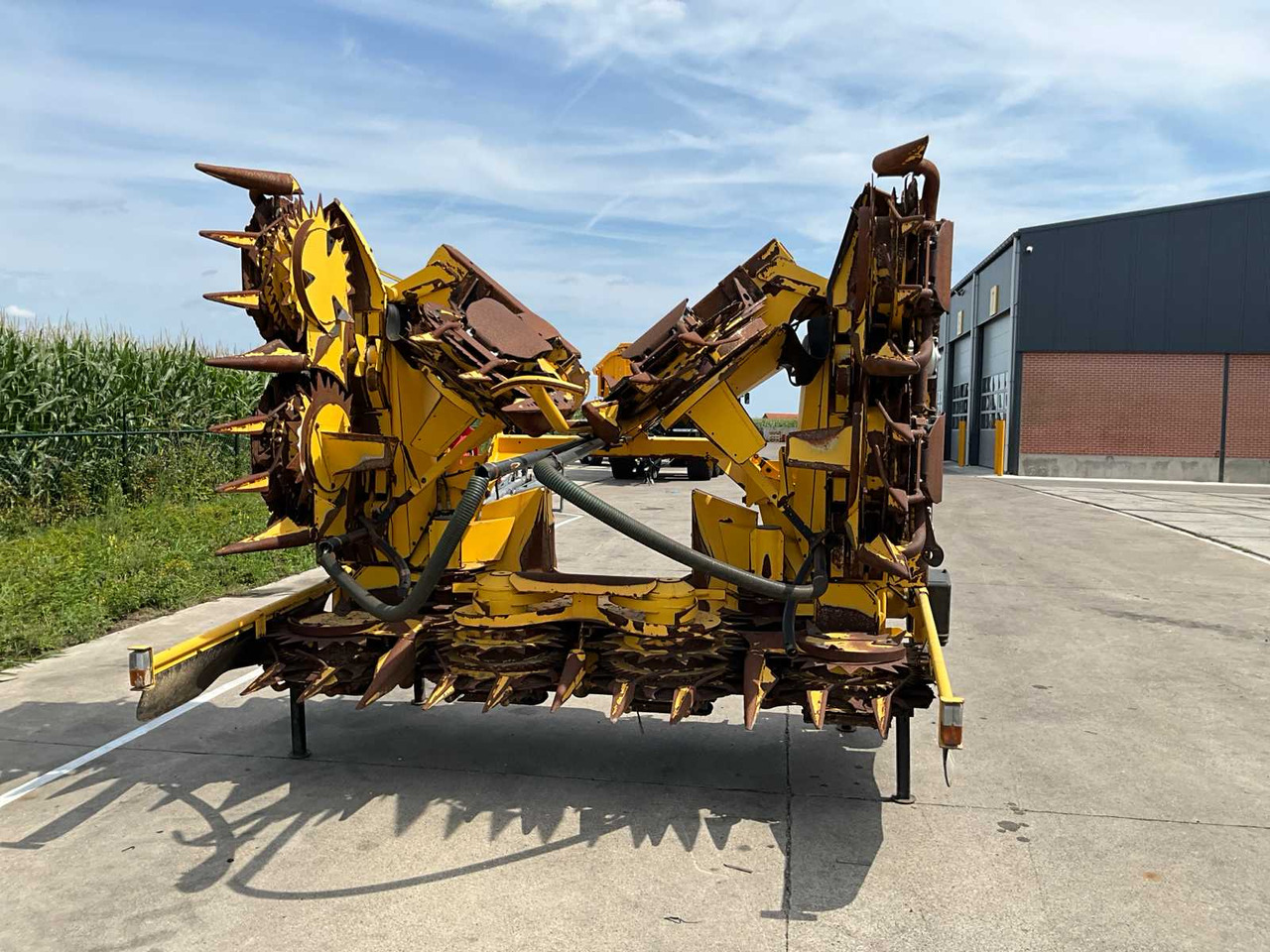 New Holland 750SFIE - Máy gặt đập thức ăn gia súc: hình 2 New Holland 750SFIE - Máy gặt đập thức ăn gia súc: hình 2