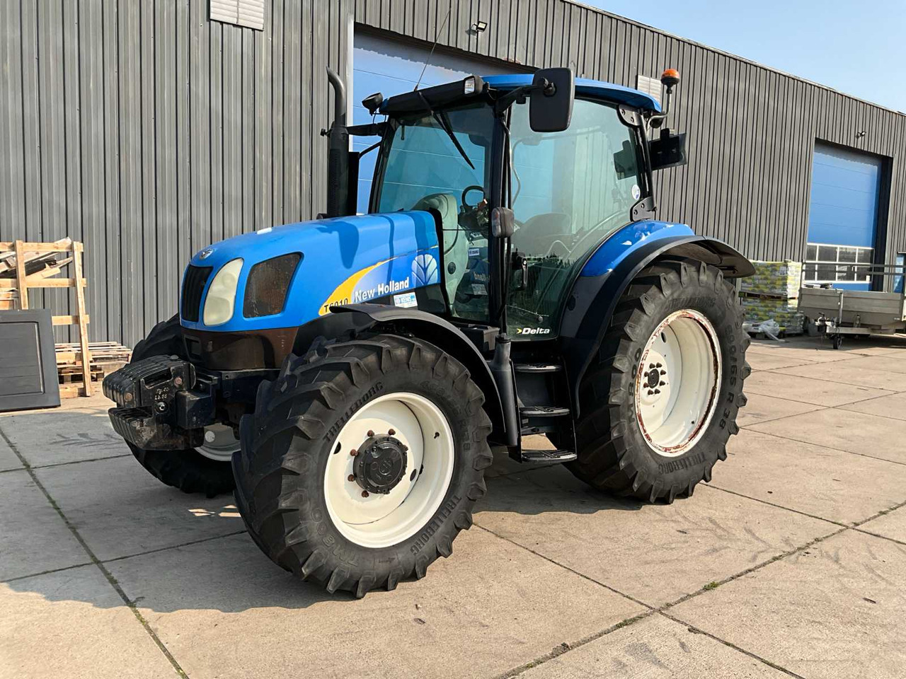 New Holland T6010 - Máy cày: hình 1 New Holland T6010 - Máy cày: hình 1