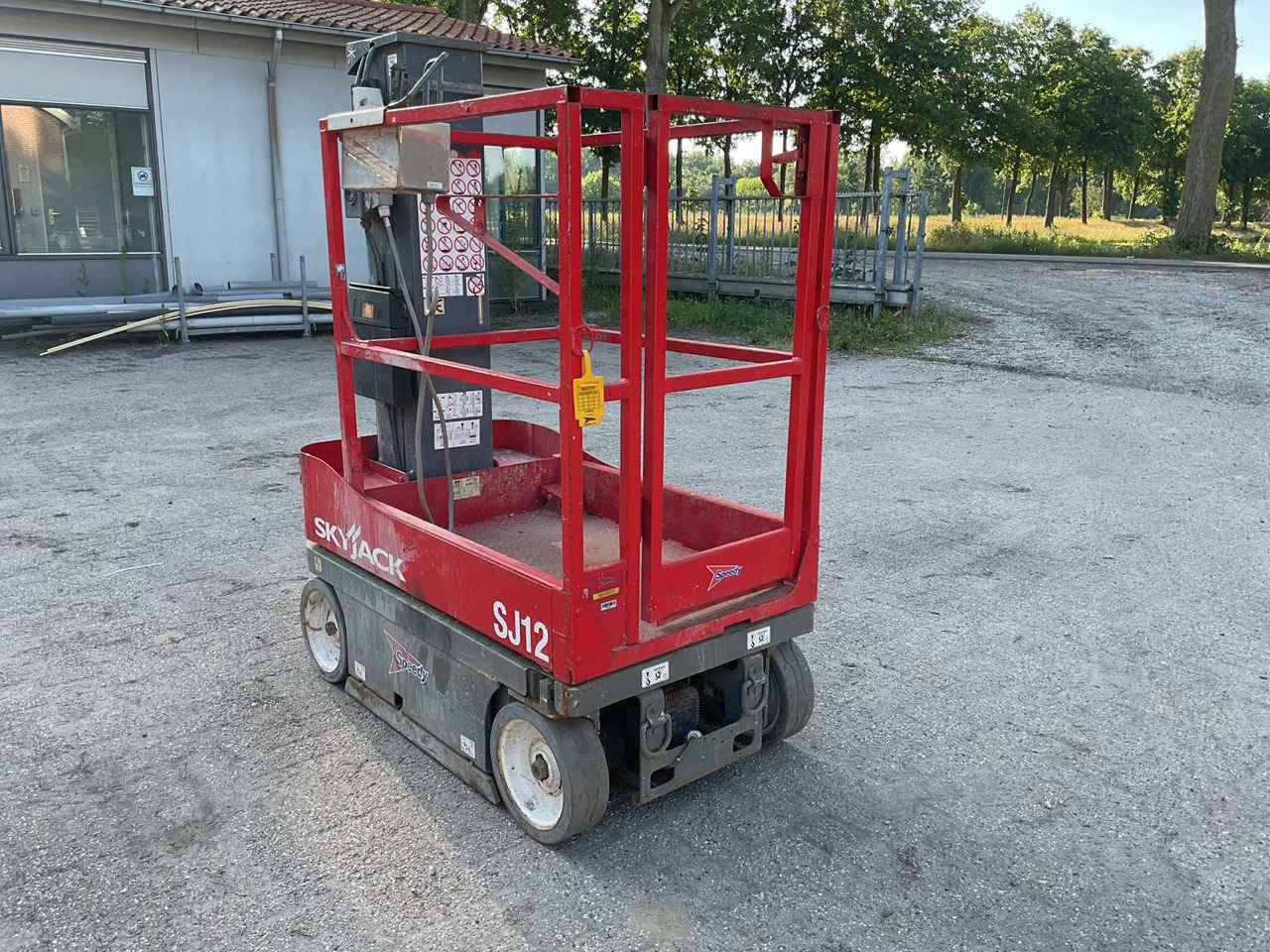 Skyjack SJ12 - Nền bục trên không: hình 4 Skyjack SJ12 - Nền bục trên không: hình 4