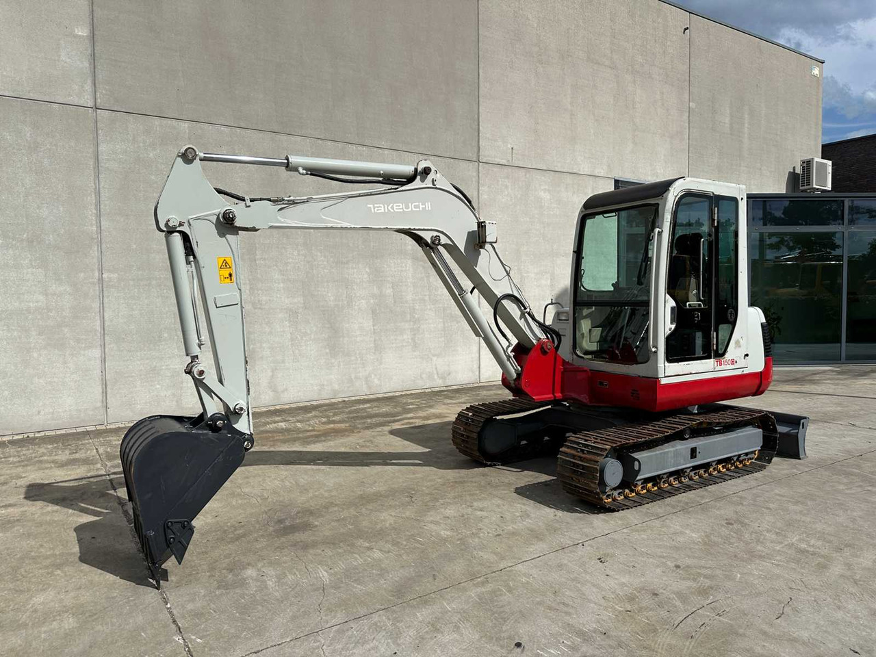 Takeuchi TB150C - Máy xúc bánh xích: hình 1 Takeuchi TB150C - Máy xúc bánh xích: hình 1