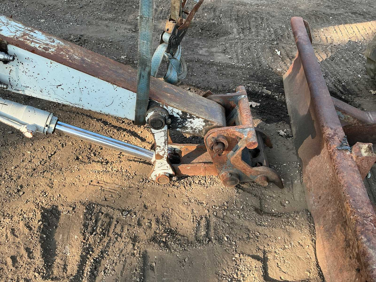 Máy xúc bánh xích Takeuchi TB175: hình 6