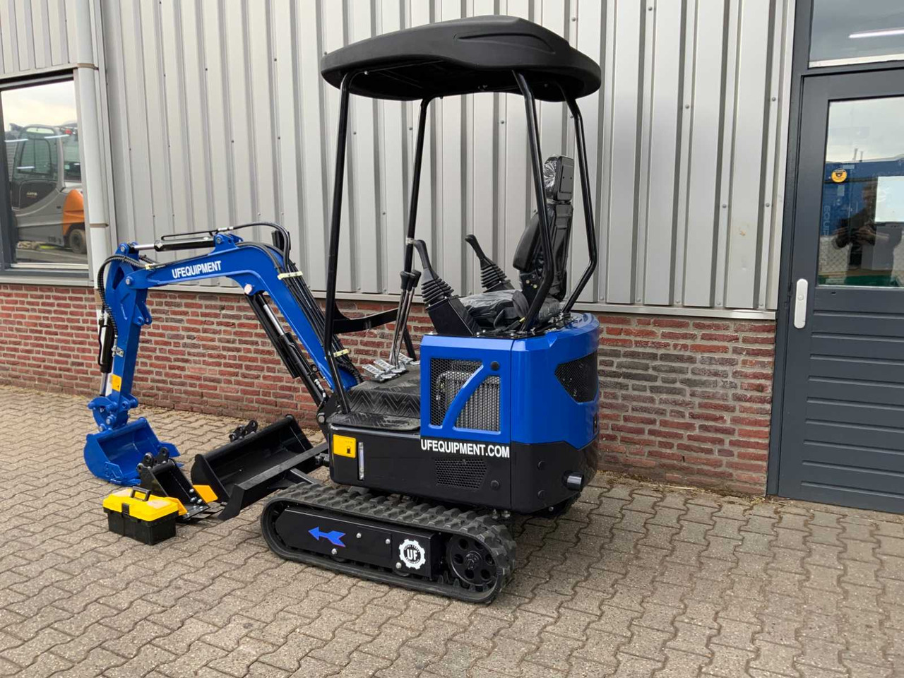 UF Equipment NM-E15 - Máy xúc bánh xích: hình 3 UF Equipment NM-E15 - Máy xúc bánh xích: hình 3