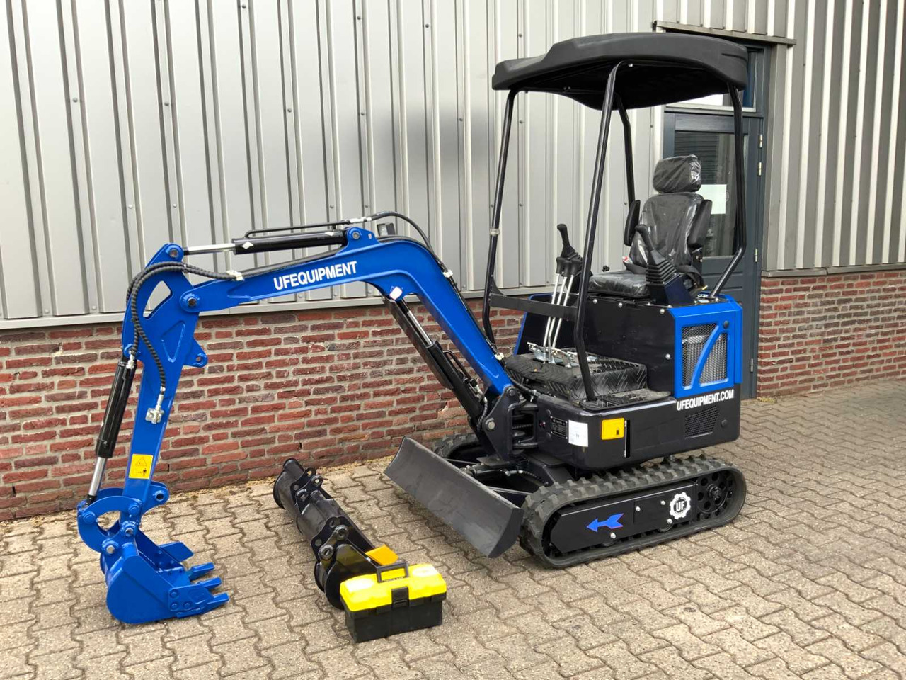UF Equipment NM-E15 - Máy xúc bánh xích: hình 1 UF Equipment NM-E15 - Máy xúc bánh xích: hình 1