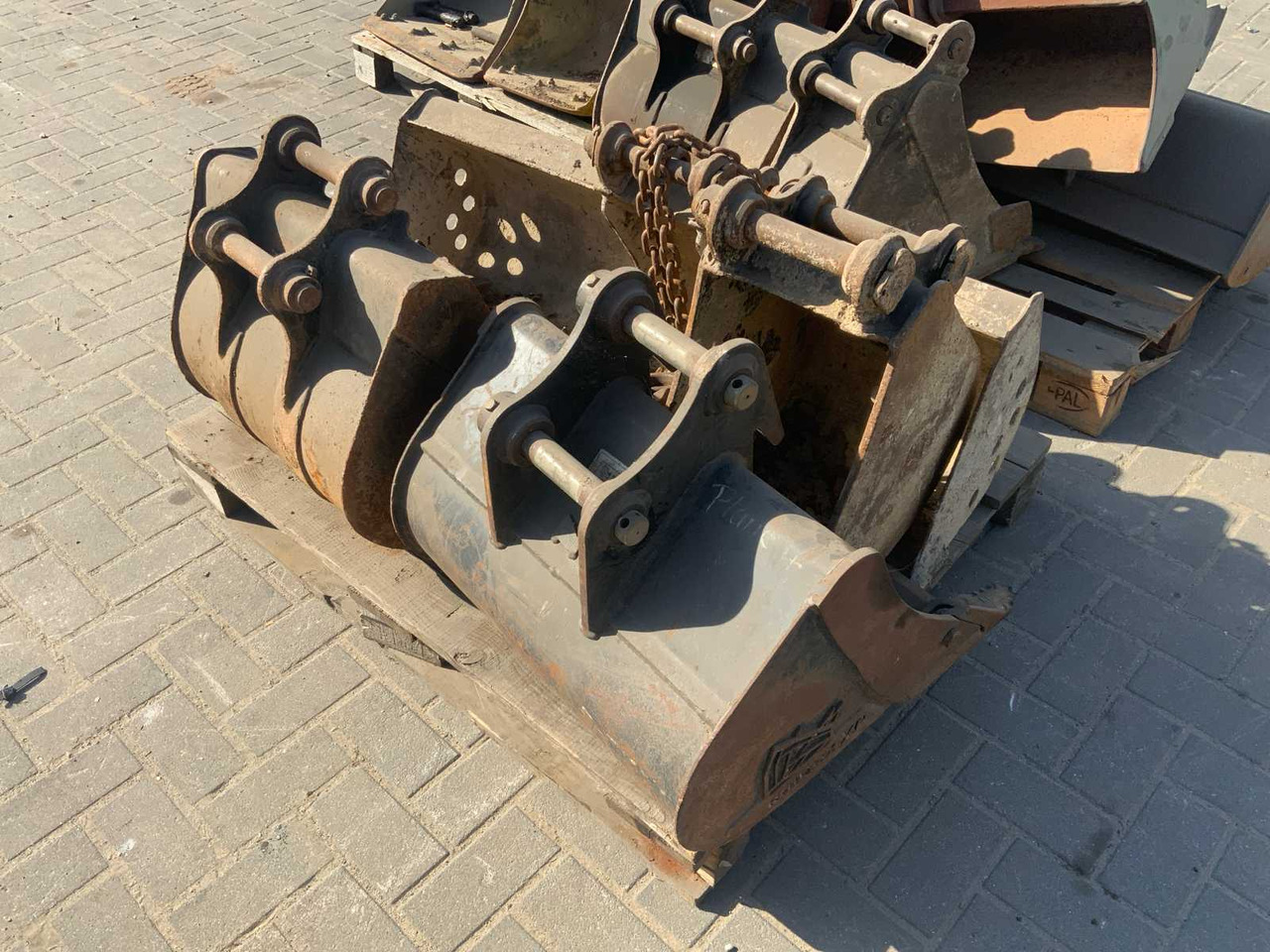 Various excavator buckets (4x) - Gầu máy xúc: hình 1 Various excavator buckets (4x) - Gầu máy xúc: hình 1