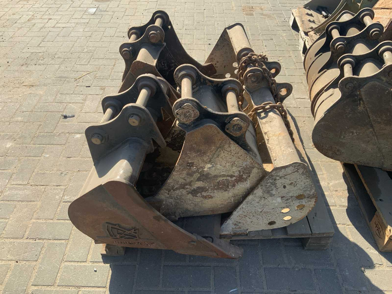 Various excavator buckets (4x) - Gầu máy xúc: hình 3 Various excavator buckets (4x) - Gầu máy xúc: hình 3