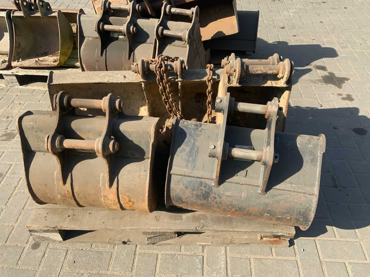 Various excavator buckets (4x) - Gầu máy xúc: hình 2 Various excavator buckets (4x) - Gầu máy xúc: hình 2