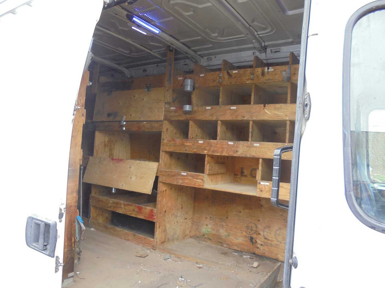 IVECO - 29 L 12V 330 H2 - 02-VZJ-1 - Xe tải nhỏ: hình 5 IVECO - 29 L 12V 330 H2 - 02-VZJ-1 - Xe tải nhỏ: hình 5