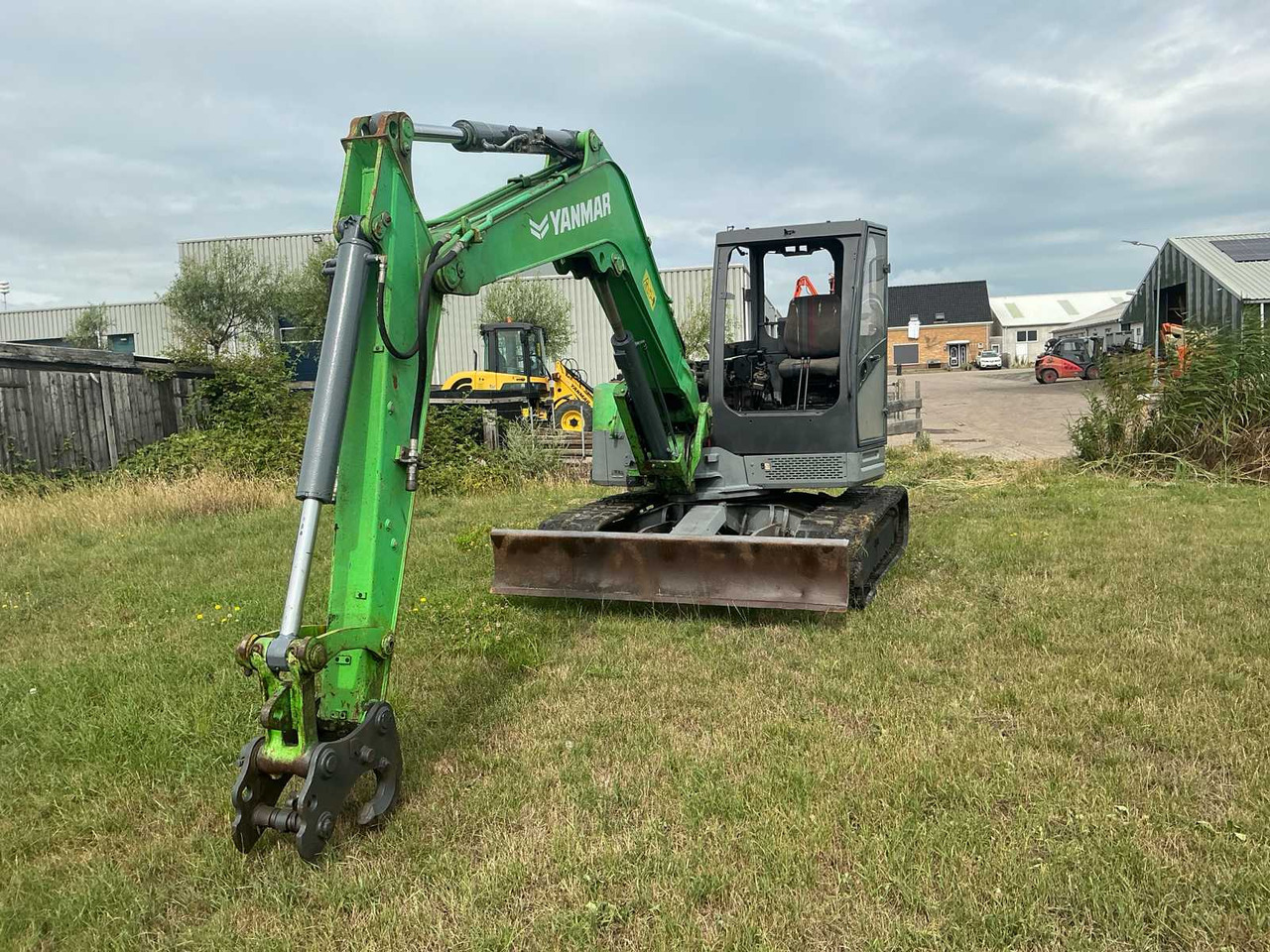 YANMAR VIO80U - Máy xúc bánh xích: hình 3 YANMAR VIO80U - Máy xúc bánh xích: hình 3