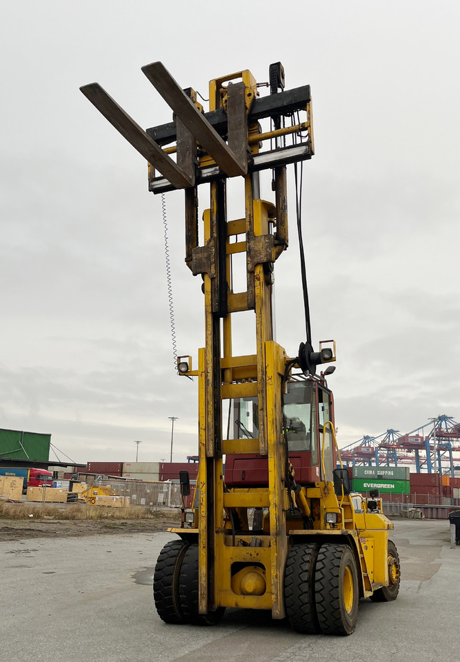 CVS Ferrari F16 - Máy nhấc container: hình 1 CVS Ferrari F16 - Máy nhấc container: hình 1