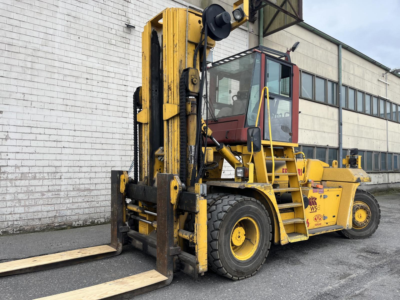 CVS Ferrari F16 - Máy nhấc container: hình 2 CVS Ferrari F16 - Máy nhấc container: hình 2