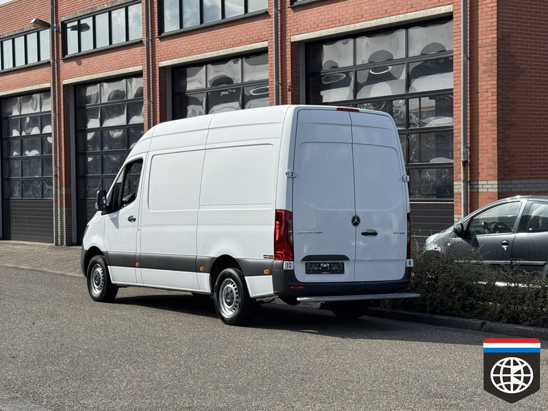 Mercedes-Benz Sprinter 315 RWD - Man - A/C - ACC - Xe van nhỏ gọn: hình 4 Mercedes-Benz Sprinter 315 RWD - Man - A/C - ACC - Xe van nhỏ gọn: hình 4