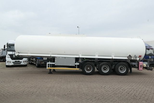 Kässbohrer STH 34/10-24/Tank 34.000 ltr./Unterbefüll./Pumpe - Sơ mi rơ moóc bồn: hình 2 Kässbohrer STH 34/10-24/Tank 34.000 ltr./Unterbefüll./Pumpe - Sơ mi rơ moóc bồn: hình 2