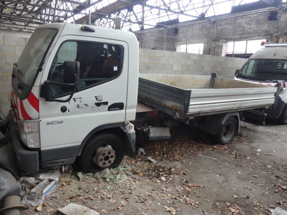 Camionnette tri-benne basculante Mitsubishi Canter (2009-121.930 km) - Xe ben: hình 1 Camionnette tri-benne basculante Mitsubishi Canter (2009-121.930 km) - Xe ben: hình 1