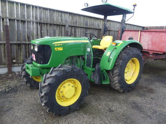 Tracteur John Deere 5065 E - Máy cày: hình 1 Tracteur John Deere 5065 E - Máy cày: hình 1