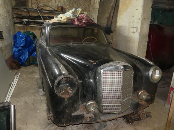 Voiture ancêtre Mercedes-Benz 220S Poton - Xe hơi: hình 2 Voiture ancêtre Mercedes-Benz 220S Poton - Xe hơi: hình 2