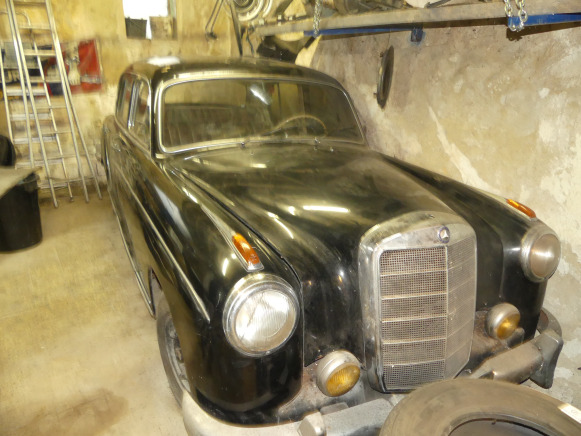 Voiture ancêtre Mercedes-Benz 220S Poton - Xe hơi: hình 2 Voiture ancêtre Mercedes-Benz 220S Poton - Xe hơi: hình 2