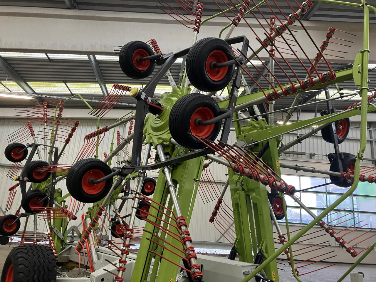 CLAAS Liner 3600 - Dàn trải/ Cào: hình 3 CLAAS Liner 3600 - Dàn trải/ Cào: hình 3