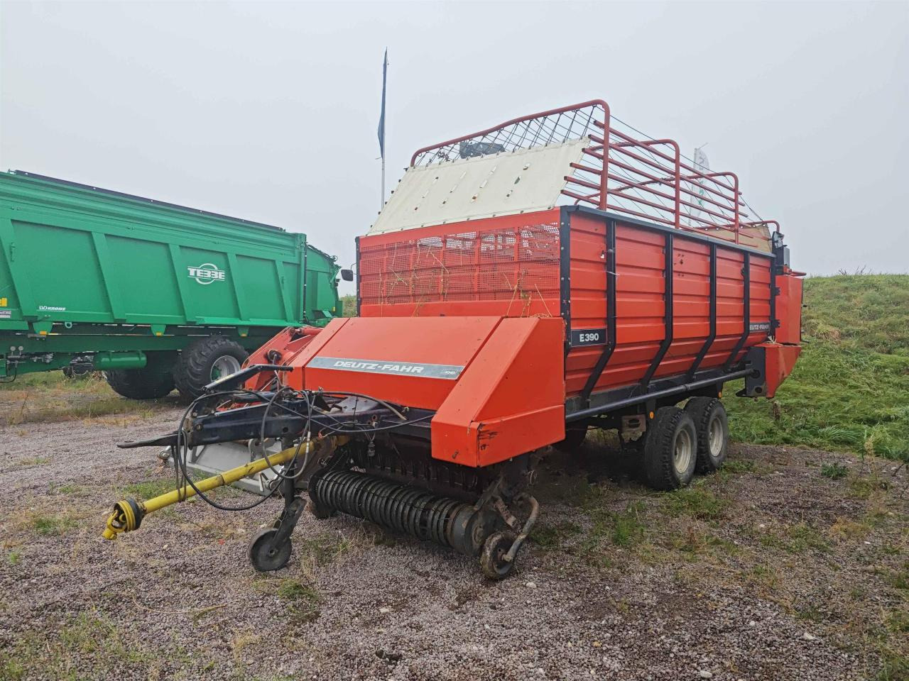 Deutz-Fahr E390 - Xe kéo tự chất hàng: hình 1 Deutz-Fahr E390 - Xe kéo tự chất hàng: hình 1