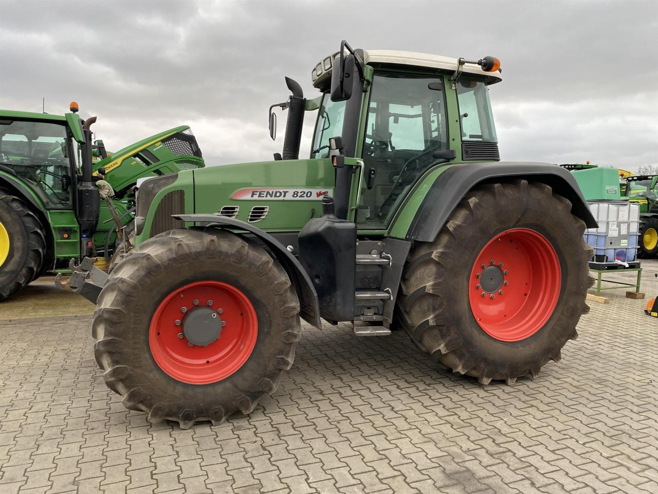 Fendt 820 - Máy cày: hình 1 Fendt 820 - Máy cày: hình 1