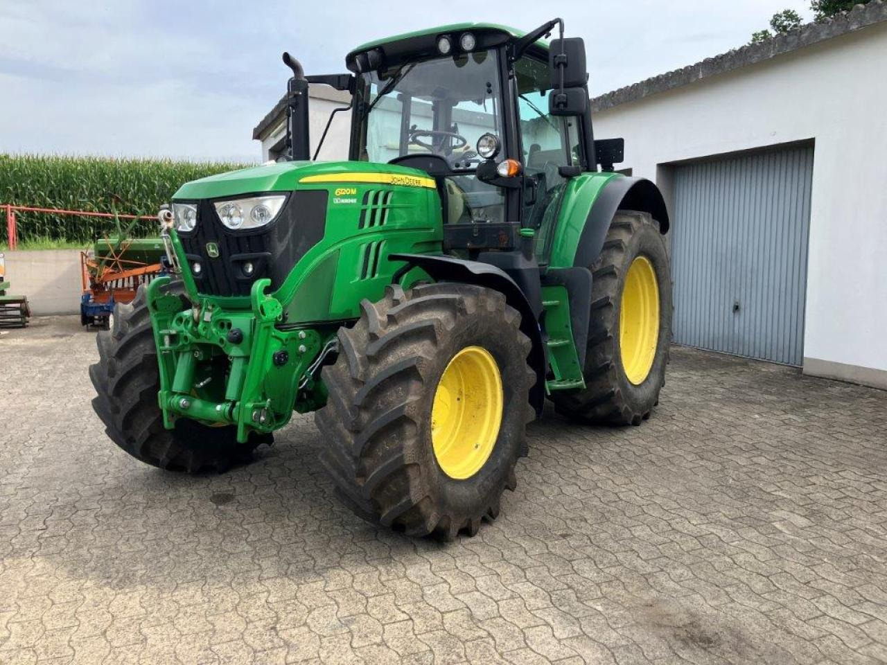 John Deere 6120M - Máy cày: hình 1 John Deere 6120M - Máy cày: hình 1