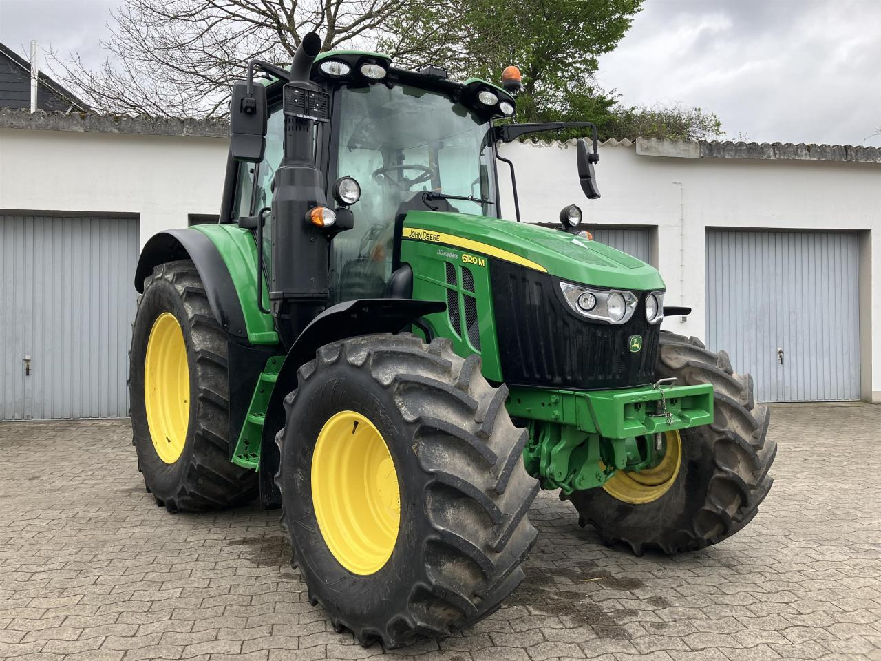 John Deere 6120M - Máy cày: hình 1 John Deere 6120M - Máy cày: hình 1
