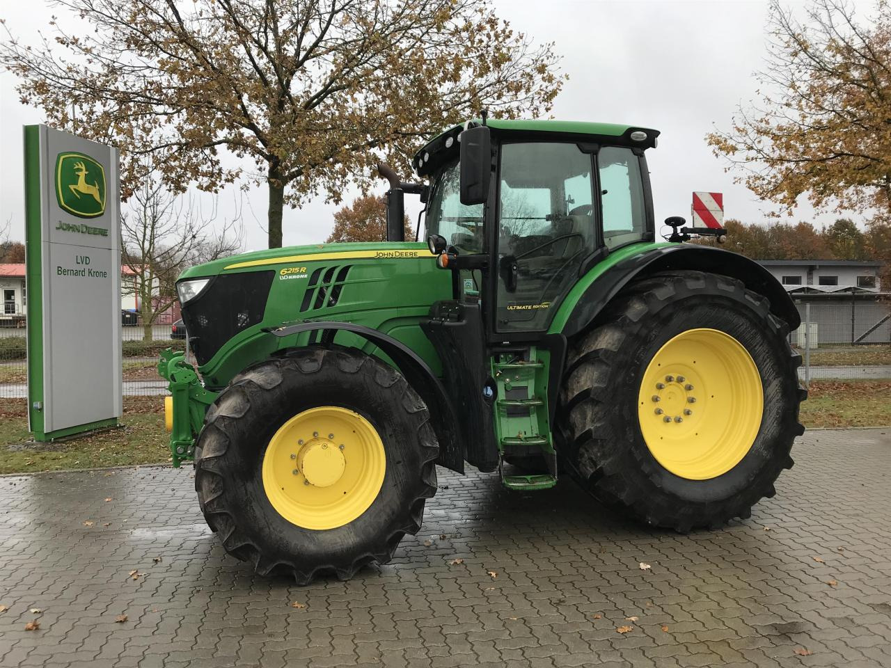 John Deere 6215R - Máy cày: hình 1 John Deere 6215R - Máy cày: hình 1